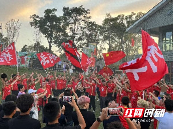 银河配资 湘超岳州军球迷见面会暨南湖文旅推荐官授牌仪式在南湖后浪公园举行